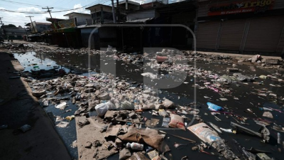 Las calles del centro de La Lima siguen anegadas de agua turbia que comienza a emanar olores nauseabundos.