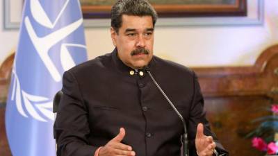 El presidente de Venezuela, Nicolás Maduro, hablando junto al fiscal de la Corte Penal Internacional (CPI), Karim Khan, (fuera del marco) en el palacio presidencial de Miraflores en Caracas.