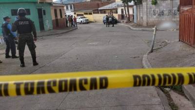 Policías resguardaron la escena de crimen.
