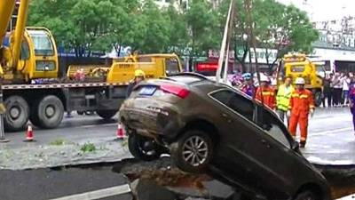 Los bomberos utilizaron una enorme grúa para poder sacar los vehículos.