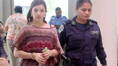 Laura Knigth Rodríguez ingresó tranquilamente a la sala del juez adonde la Fiscalía presentó las pruebas en su contra.