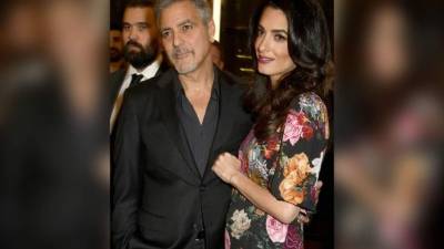 George no dejó sola a Amal, quien lucía así.