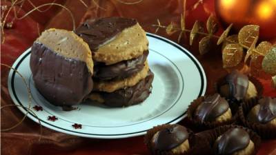 Aquí te damos la receta para preparar ricas galletas de cacahuate y chocolate.