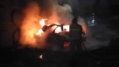 El automotor estuvo prendido en llamas durante varias horas.