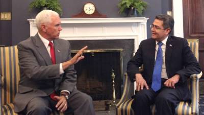 Mike Pence y Juan Orlando Hernández, ayer en la Casa Blanca. “Es un honor acoger hoy al presidente de Honduras para reforzar la fuerte asociación” entre los dos países”, dijo Pence.