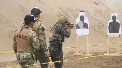 Durante la competencia, los militares son supervisados por jueces.