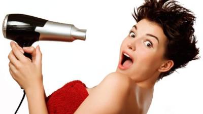 La secadora no solo es para el cabello, para borrar las rayas o dibujos de las paredes, por ejemplo, aplica el secador sobre la pared rayada y utiliza una toalla húmeda para eliminarlas.
