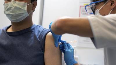 Un residente local recibe una inyección de refuerzo de la vacuna contra el coronavirus Moderna en Japón.