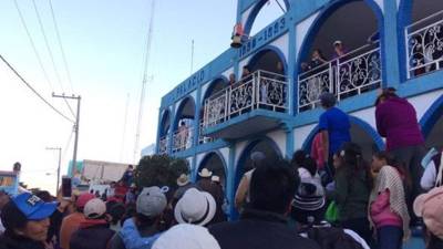 Los enardecidos pobladores no aprueban las decisiones tomadas por el alcalde.