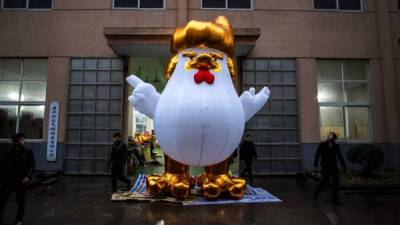 Una fábrica en China manufactura estos inflables para celebrar el 'año del gallo' chino.