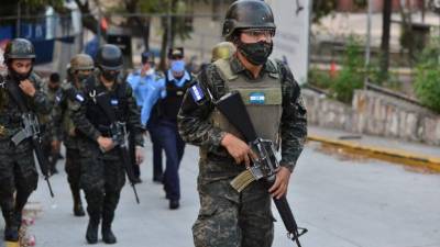 Imagen ilustrativa de soldados duraderos que usan máscaras faciales para evitar la propagación del coronavirus. Foto AFP