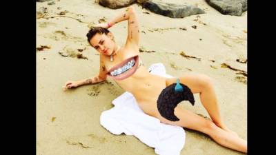 Miley Cyrus se quitó la ropa en la playa.