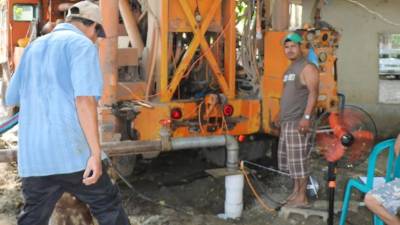 Equipo contratado por Aguas de La Lima hace los últimos trabajos en la perforación de pozos. Foto: Efraín V. Molina.