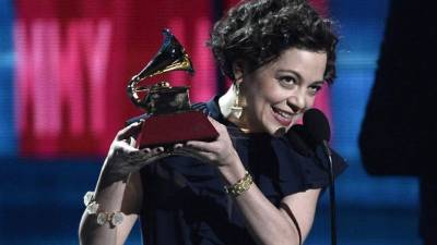 Natalia Lafourcade al recibir uno de los premios Latin Grammy por su cotizada canción “Hasta la raíz”.