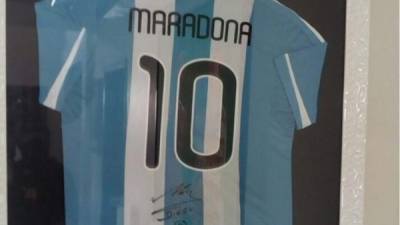 Una camiseta con el supuesto autógrafo del exfutbolista argentino Diego Armando Maradona se encontró en las viviendas aseguradas.