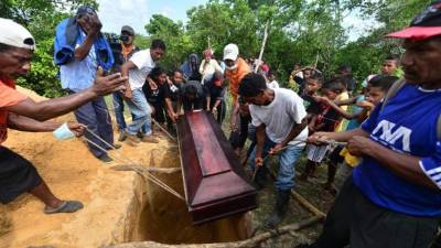 El dolor de los familiares era desgarrador en el entierro de los pescadores fallecidos.
