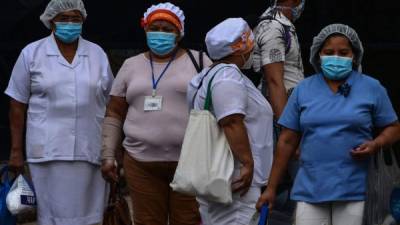 (Foto referencial) Las enfermeras salen del Hospital San Felipe. Unas 196 personas han muerto en Honduras de un total de 4,752 casos confirmados del nuevo coronavirus.