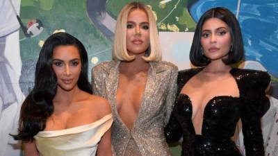 Khloé (c) al igual que sus hermanas Kim Kardashian y Kylie Jenner (d), ha aportado su granito de ayuda en la crisis del coronavirus.