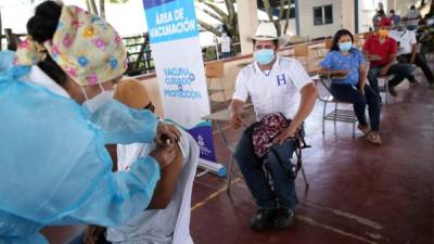 Una gran cantidad de hondureños muestran confianza durante el vacunatón.