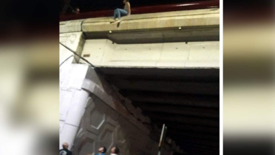 Los rescatistas llegaron a tiempo para rescatar a la jovencita.