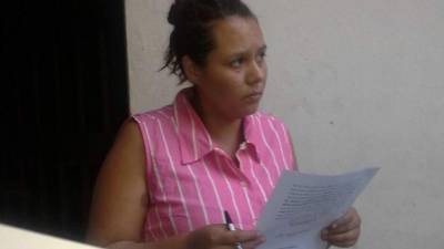 Momento de la lectura de la resolución a Claudia Castellón.