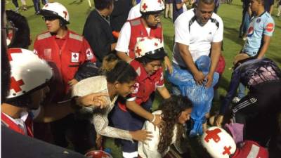 Momentos de pánico vivieron muchos aficionados que miraban caer a sus familias y amigos afectados por las bombas lacrimógenas.