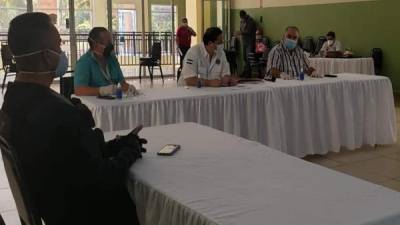 Reunión entre funcionarios realizada en El Progreso para abordar la temática del coronavirus.