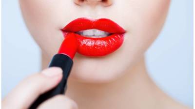 Si hay un básico por excelencia en maquillaje éste es un buen lápiz labial rojo.