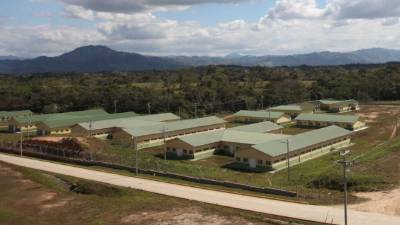 El complejo habitacional de Patuca III fue adjudicado a inversiones Acrópolis, cuyo gerente era Francisco Arturo Mejía, socio y apoderado legal de los Cachiros.