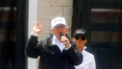 El presidente de los Estados Unidos, Donald J. Trump, acompañado de la primera dama, Melania Trump. EFE