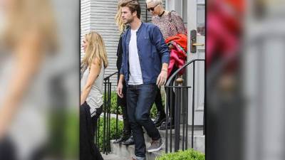 Liam y Miley saliendo de un restaurante.