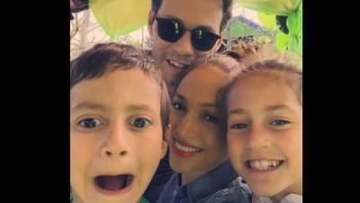 Jennifer López, Marc Anthony y sus hijos los gemelos Max y Emme (7).