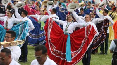 En Tegucigalpa se brindó un espectáculo folclórico en la grama del estadio Nacional.