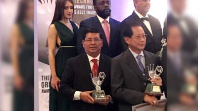 El presidente de Palcasa, Carlos Menjívar, - de frente- muestra la estatuilla recibida en Berlín, Alemania. En el evento se reconoció a otras empresas de diferentes regiones del mundo.