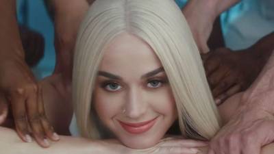 El clip muestra a la cantante siendo cocinada.