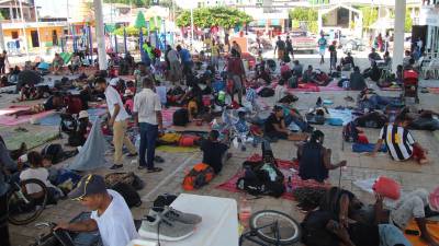 Migrantes centroamericanos descansan en el municipio de Mapastepec en el estado de Chiapas (México). EFE/Juan Manuel Blanco