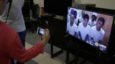 Pandilleros condenados reciben sentencia a través de vídeo conferencia, este 24 de mayo de 2017. EFE