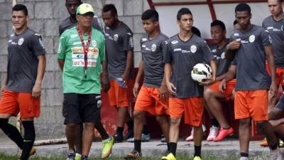 Jairo Ríos en el entrenamiento de este jueves del Marathón en su sede. Foto Neptalí Romero