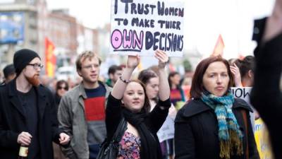 Una joven en una marcha protesta a favor del aborto. Foto: iStock.