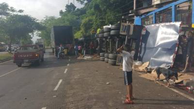 El vehículo pesado quedó a la orilla de la carretera.