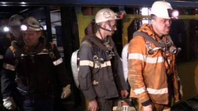 Un grupo de mineros luego de ser rescatados.