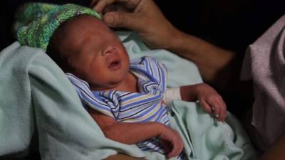 El bebé fue abandonado en una casa desocupada.