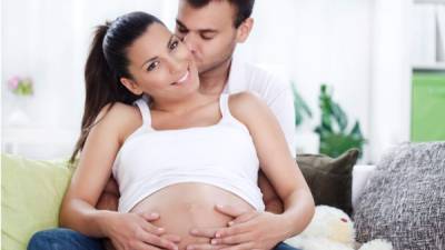 Es importantísimo que compartas con tu esposo esta etapa, así le será más fácil la crianza del bebé y la relación de pareja no se verá debilitada.