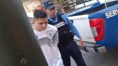 Momento en que era llevado por la Policía tras ser capturado en el barrio San Francisco.