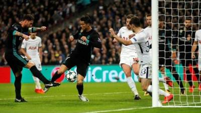 Sergio Ramos definió y la pelota tenía destino de gol, pero pegó en Cristiano Ronaldo y se perdió la oportunidad.