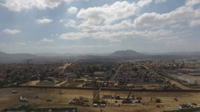 Vista aérea del prototipo de construcción del muro fronterizo que separará México de USA cerca de Otay Mesa, California. EFE