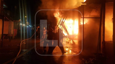 Los apagafuegos lograron controlar a tiempo las llamas, antes de que se propagasen a otros negocios.