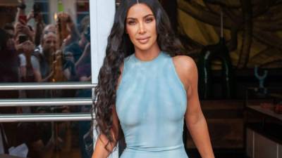Kim Kardashian causó indignación por nombrar 'kimono' su marca de fajas para tallar la figura.