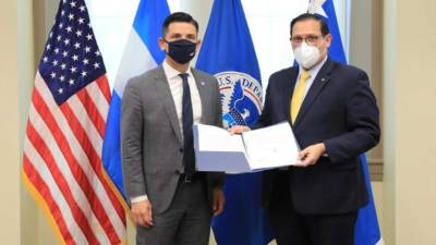 El secretario interino del Departamento de Seguridad Nacional de los Estados Unidos, Chad F. Wolf, y el canciller hondureño Lisandro Rosales.