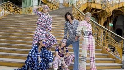 Dale click a la fotogalería para apreciar no solo la propuesta de vestir, también en calzado y accesorios de la firma.